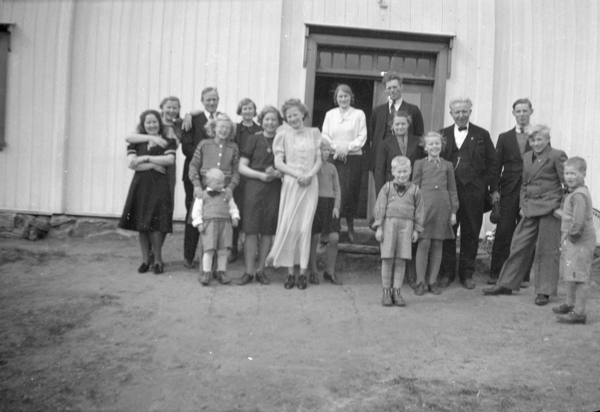Bildet viser Konfirmasjon 11 mai 1941

Fotosamling etter Øystein O. Jonsjords (1895-1968), Tinn.