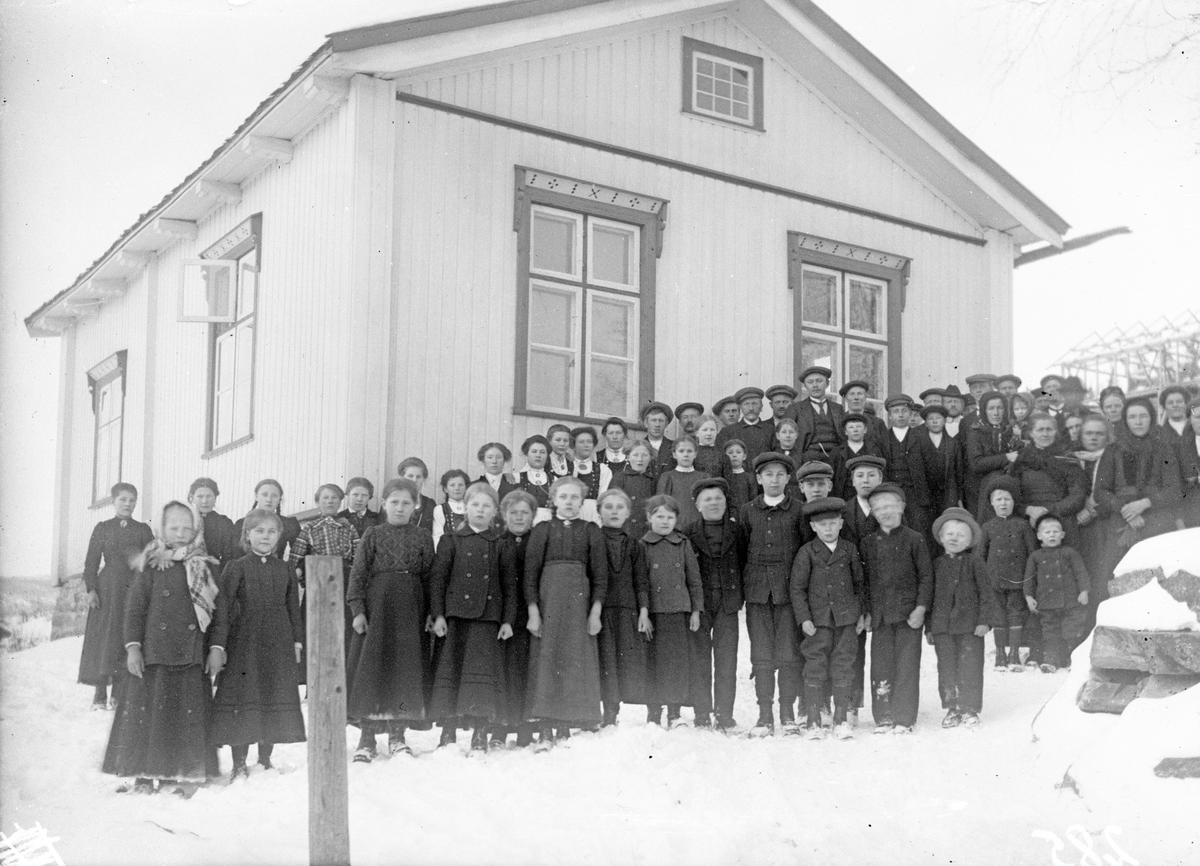 Bilde viser forsamling foran skolen

Fotosamling etter Øystein O. Jonsjords (1895-1968), Tinn.