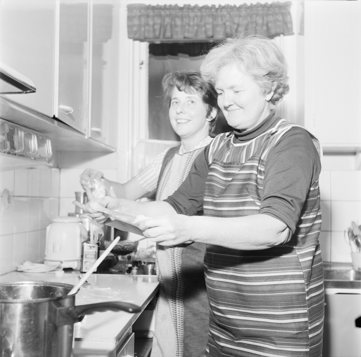Söderforsfruar kokar, sannolikt julgodis, Uppland 1968
