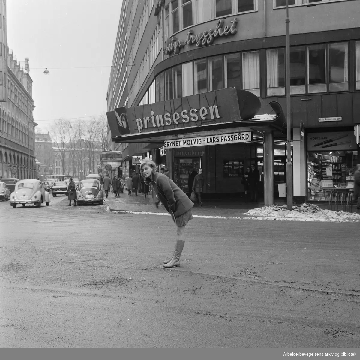 Grynet Molvig ved inngangen til Klingenberg kino før premieren på Åke Falcks dramafilm "Prinsessan". Februar 1967..