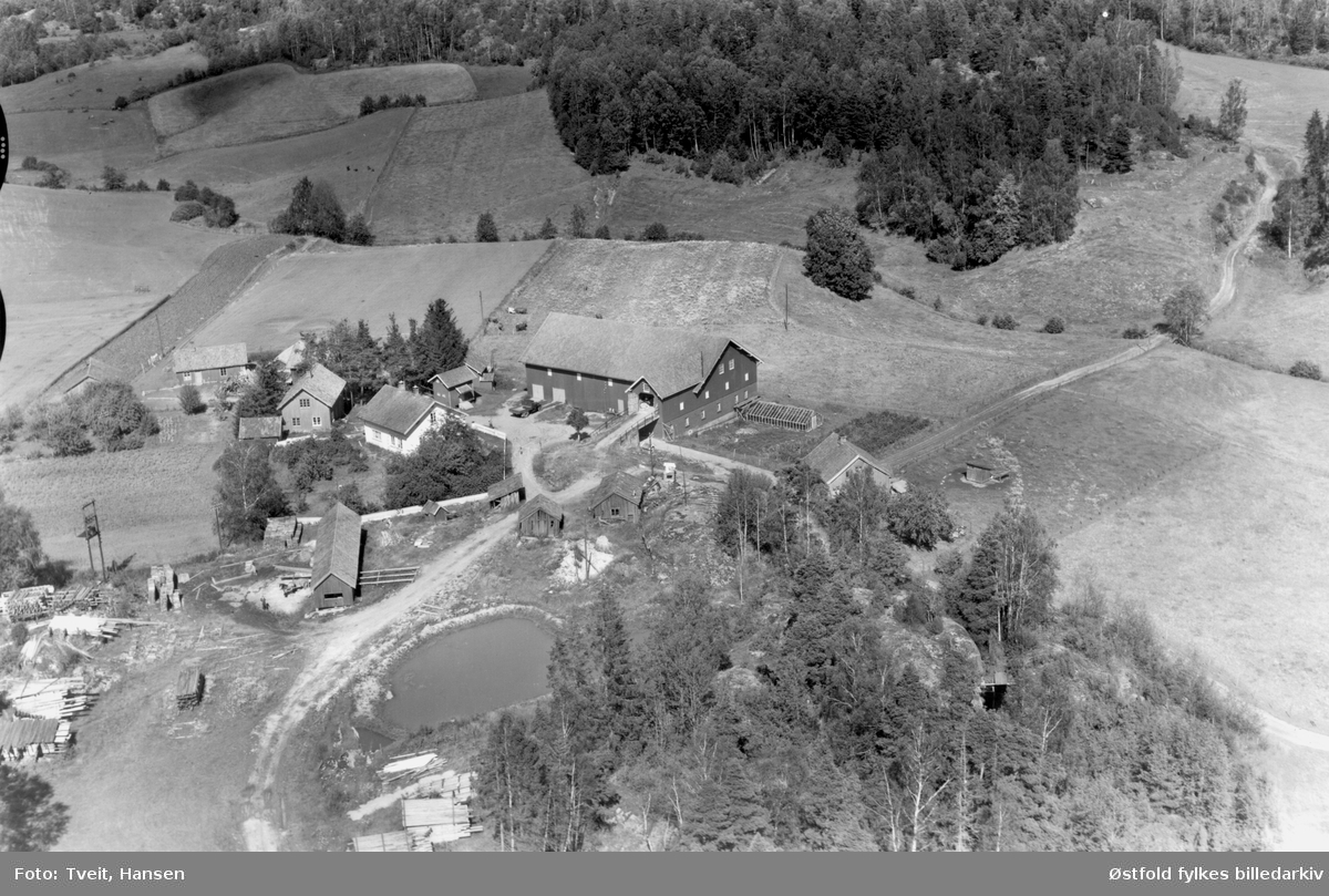 Sælid (gnr. 9 bnr. 4. ) i Varteig 8. august 1956. Flyfoto.