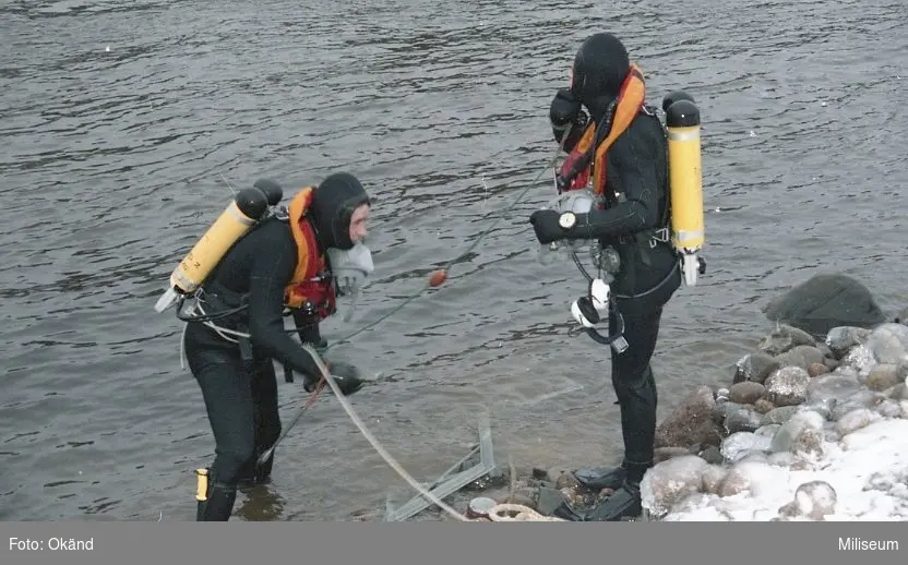 Dykarna används för att rekognosera botten, plocka upp tappad utrustning och vara räddningsledare.