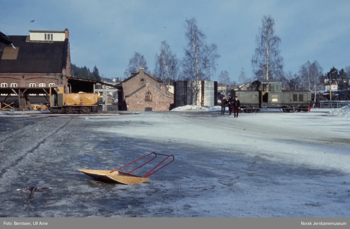 Ved Union Geithus, A/S Drammenselvens Papirfabrikker før flytting av det fyrløse damplokomotivet "Geita"