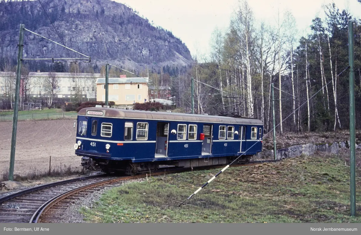 Oslo Sporveiers motorvogn nr. 451 i sløyfen på Kolsås stasjon