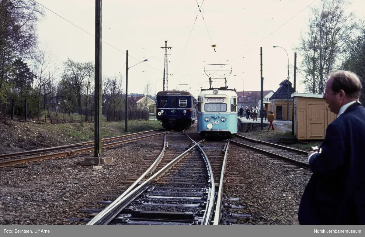 Oslo Sporveiers motorvogn nr. 451 og "Gullfisk" nr. 198 på Kolsås stasjon