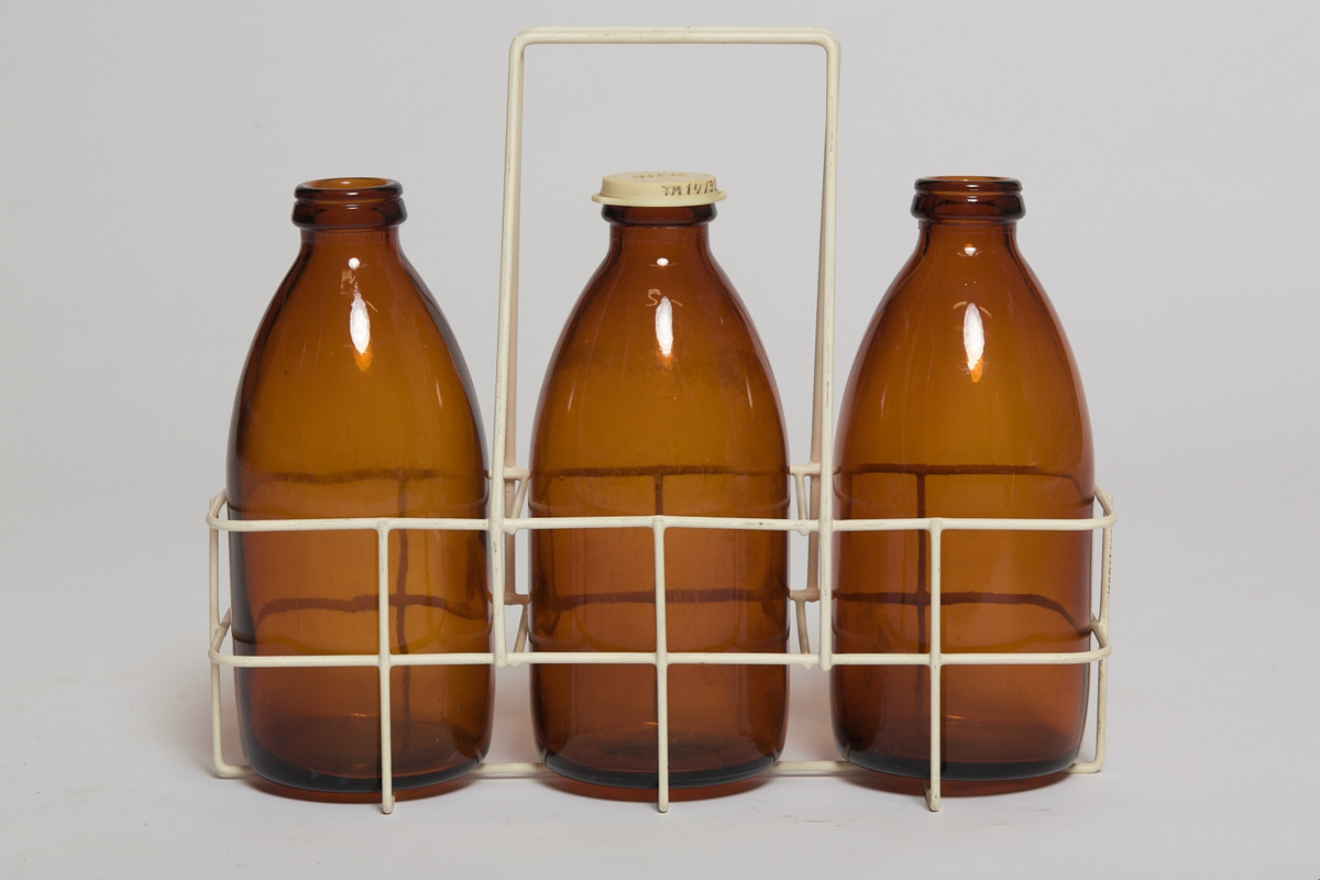 èn brun glassflaske for bruk i hjemmet. Melkeflaske? Produsert ved Moss Glassverk, ca 1966.