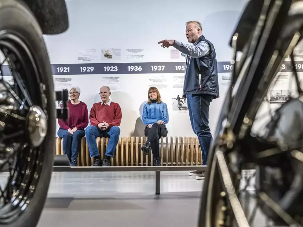 Bildet viser en omvisningsituasjon på Norsk kjøretøyhistorisk museum.