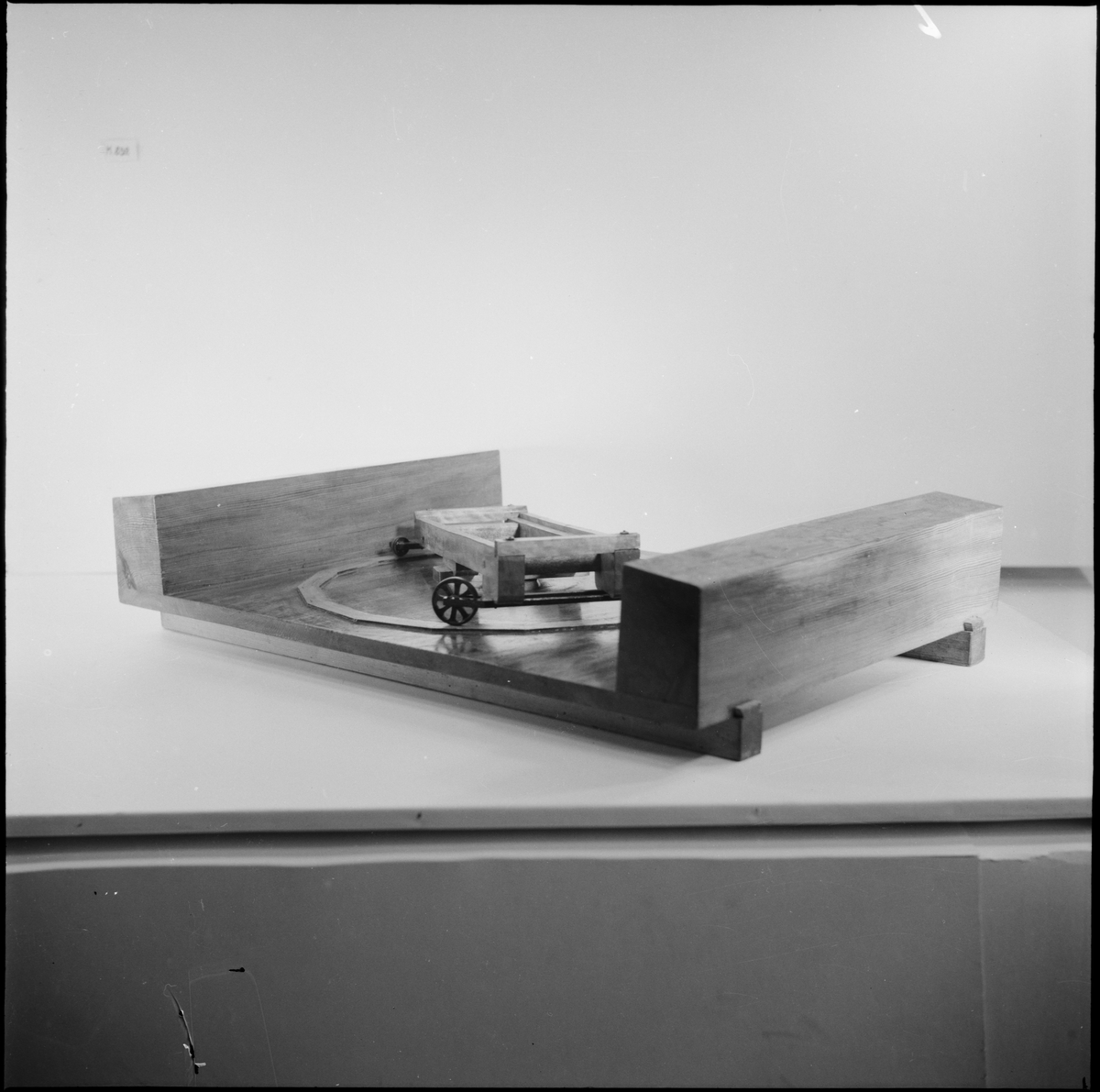 Lavettagemodell: 24-pundig lavett med svänglåda till kanoner av Dansk modell, för karponieren å sjökastellet Kungsholmen. 1/12 av rätta storleken, av C.D. Osterman år 1832. Modellen av trä, fernissad. Kanonen svart. (Kanon saknas).