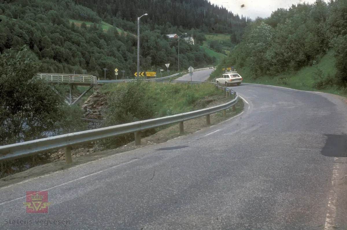Osøy bru over Gaula ved Singsås sett mot sør med kryss for vei til Fordalen.