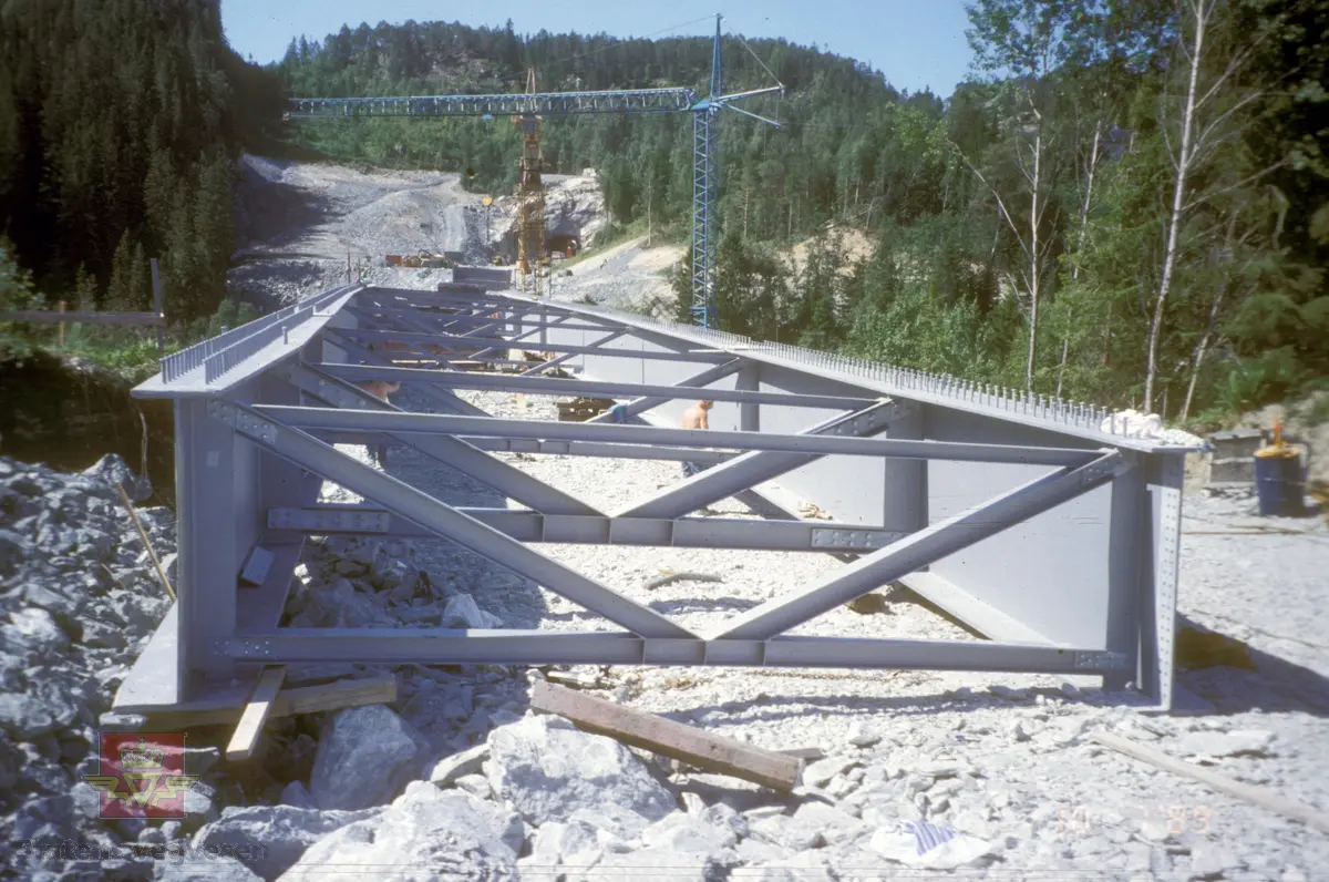 Ny E-6 Øst. Hommelvikbrua (Homla bru) over elva Humla er under bygging. Stålelementene i brukonstruksjonen er under sammensetting.
