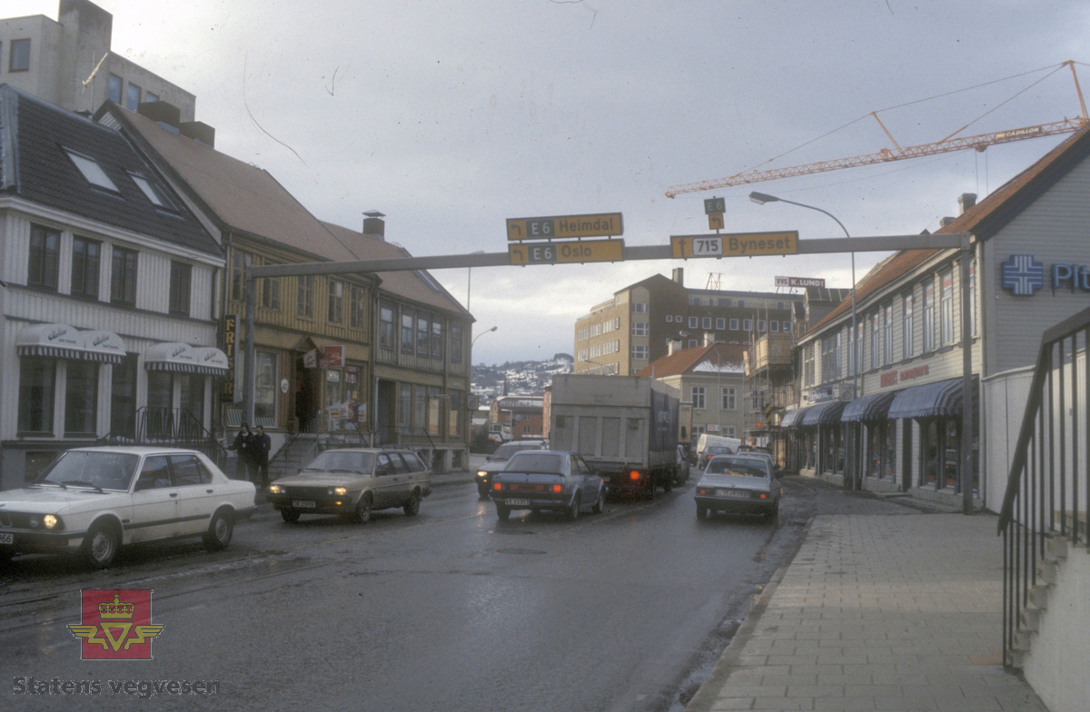 E-6 i midtbyen, Trondheim. Olav Tryggvasons gate går over i Sandgata, menE-6 svinger til venstre opp Prinsens gate.