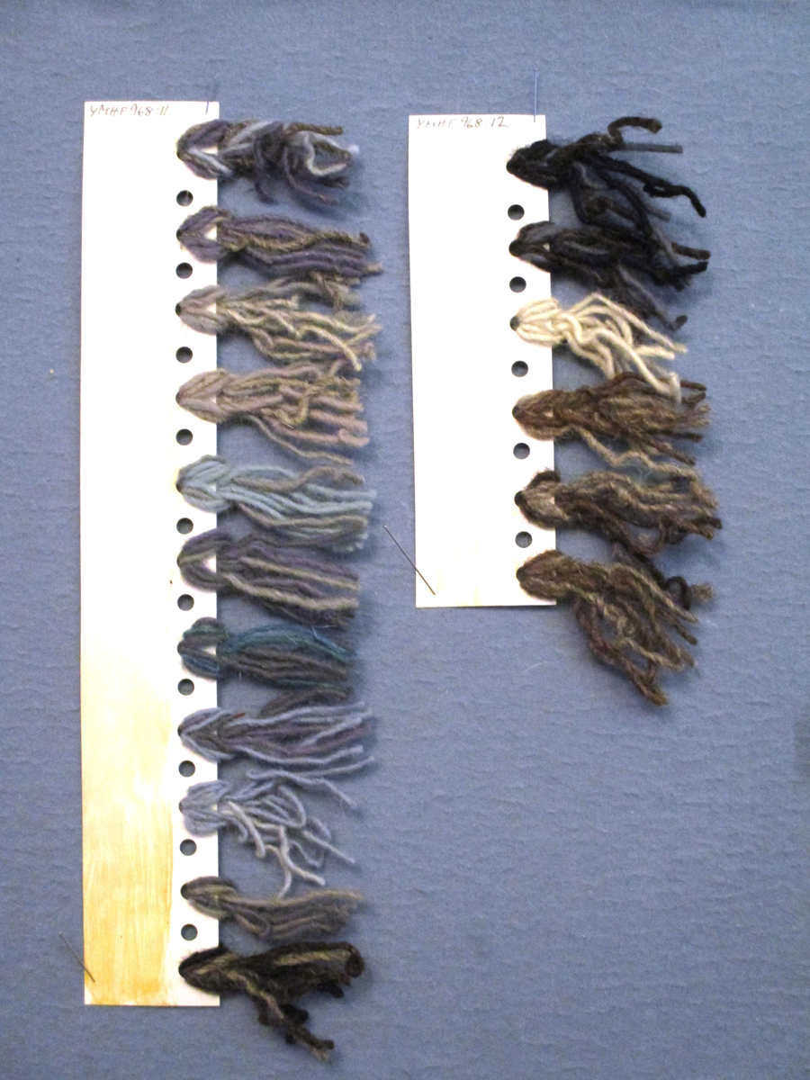 Färgskiss och garnprover till röllakansmatta i grå, blågrå och bruna nyanser. Storlek 130 x 195 cm