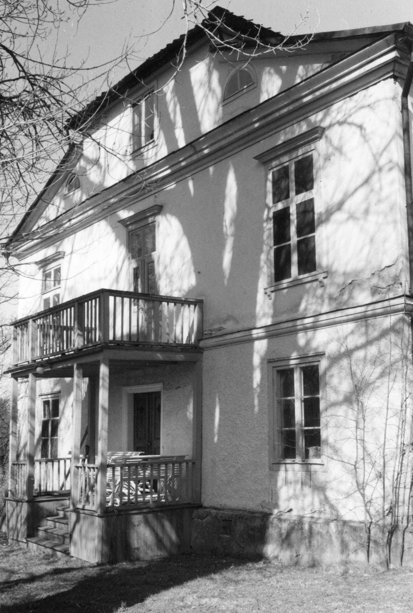 Serie bilder mot Slattefors herrgård, tillkomna våren 1978 i samband med beställd köp- och renoveringsvärdering. Som synes var huvudbyggnaden från 1820 då i visst förfall, men kom upplysningsvis att räddas av hugad köpare. Bildserien visar vyer från byggnadens samliga fasader.