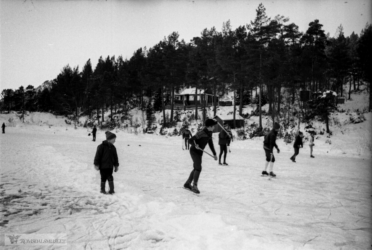 "Oktober - november 1968".Ishockey på Mekvatnet.