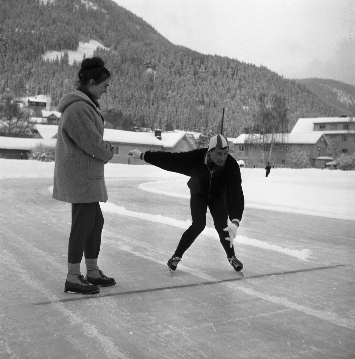 Den nederlandske skøyteløperen Henk van der Grift med kona Reyka på Fagernes stadion 1962.
