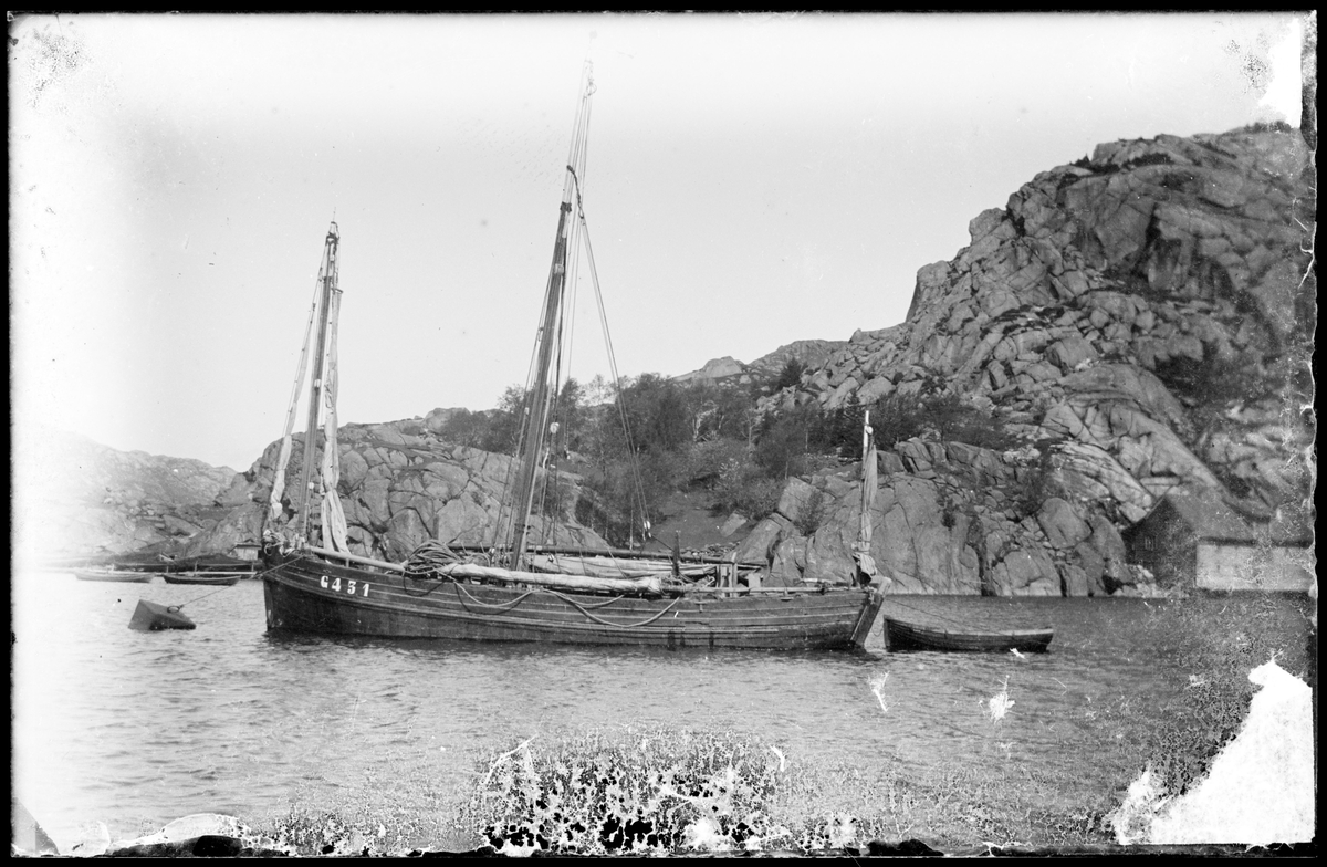 Seilbåt forankret i Egersund havn