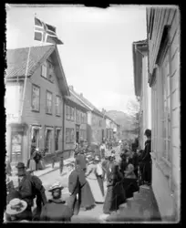 Folkesamling i Strandgaten i Egersund, demonstrasjon mot alk