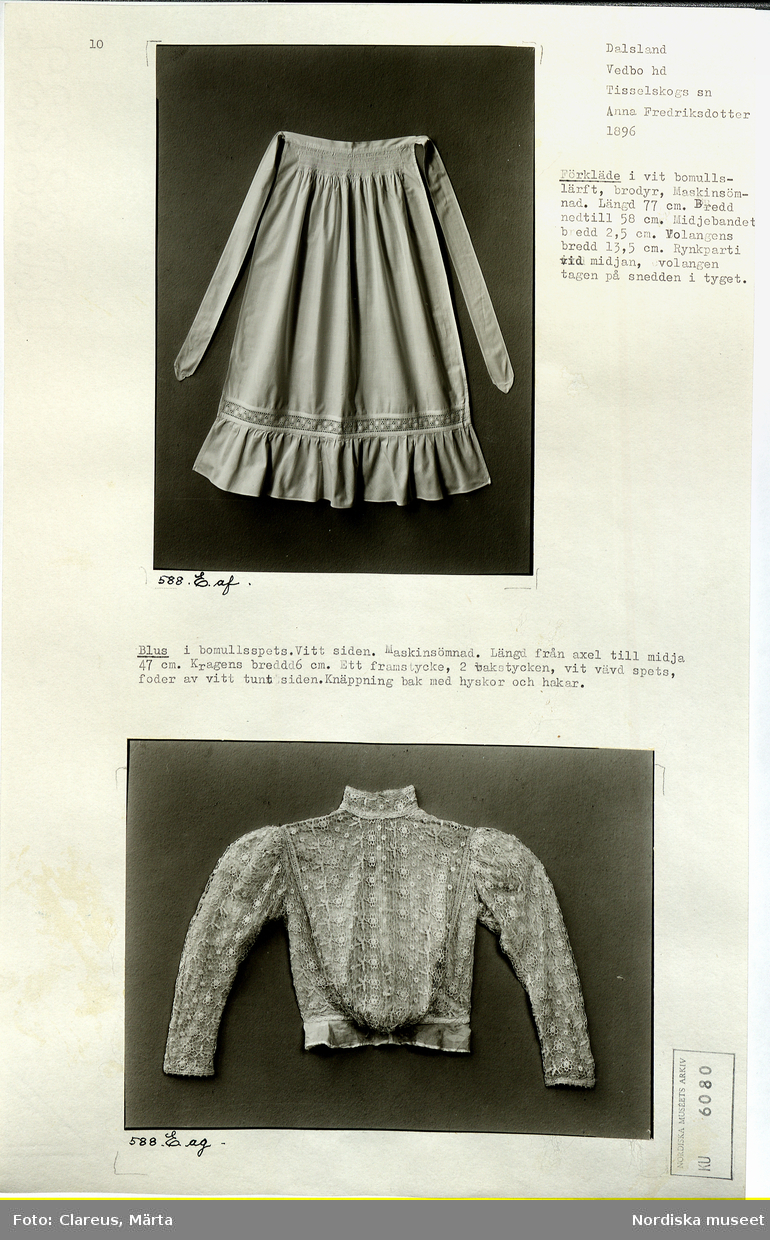 Kläder som tillhört Amerikaemigranten Anna Fredriksson, Tisselskog i Dalsland, 1896.
Inlånade från Olle Enbågen för fotografering 1966.