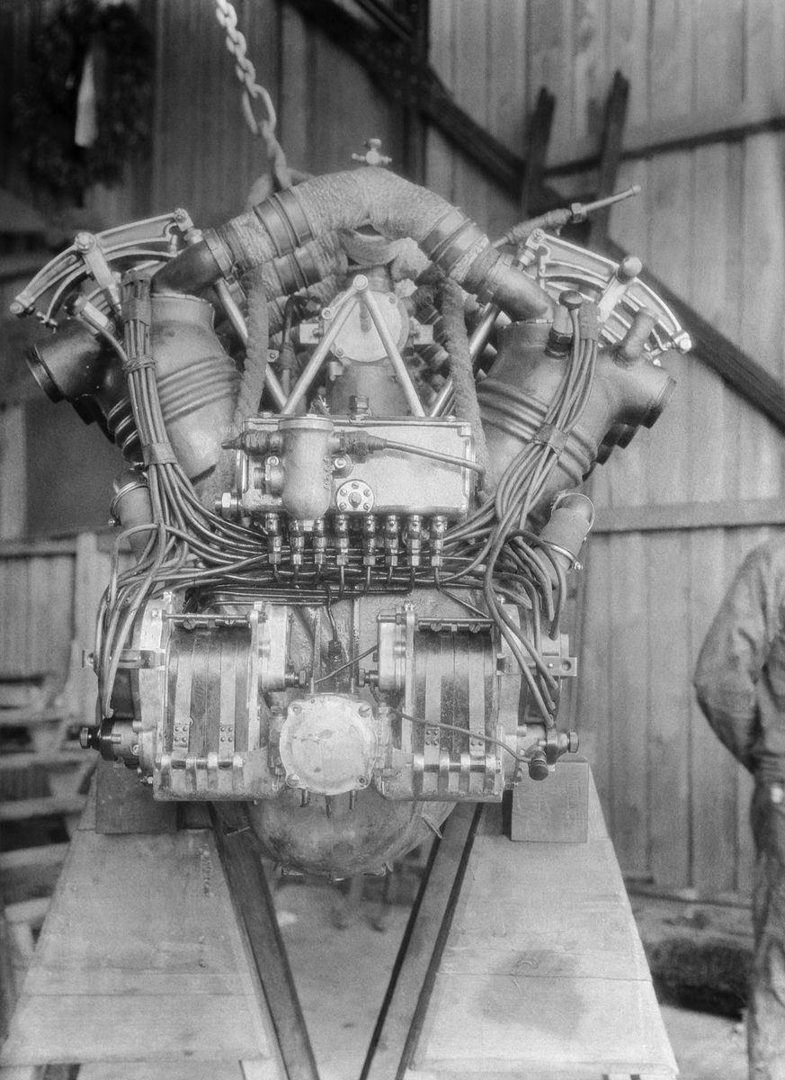 12-cylindrig flygmotor Austro-Daimler. Vy framifrån.