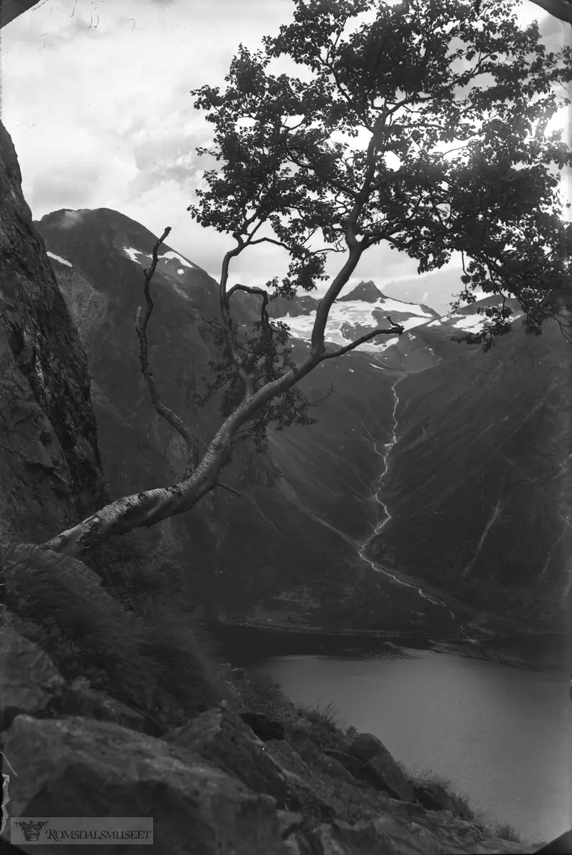 Hoem og Hoemdalen, Eikesdalen sett frå Vikeskaret. .I bakgrunnen Gjuratinden. Hoembreen (evighetsbre). Eikesdalsvatnet i framgrunnen.