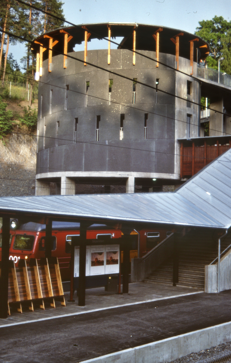 Slependen stasjon, Drammenbanen. Arkitekt Arne Henriksen