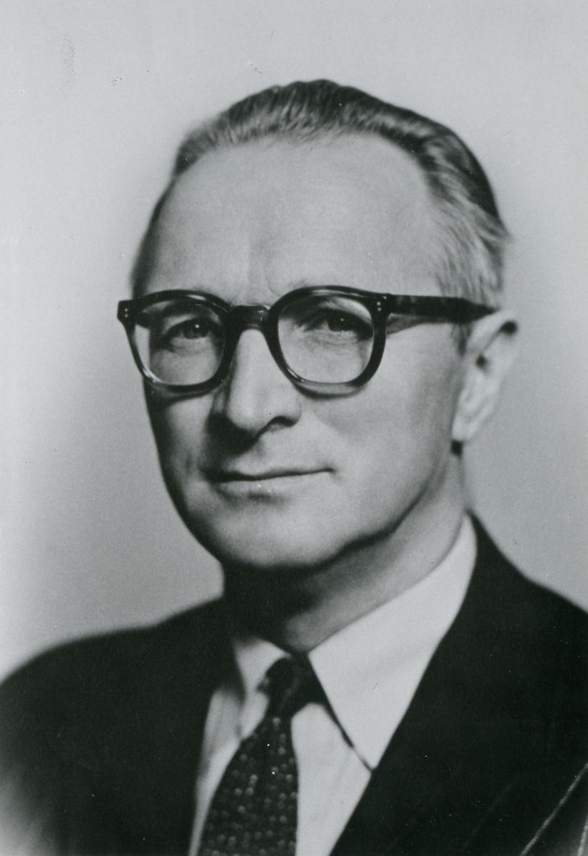Harald Løbak (02.06.1904 - 06.02.1985).

Harald Johan Løbak (født 2. juni 1904, død 6. februar 1985) var en Ap-politiker fra Trysil. Han var landbruksminister 1956–60, stortingsrepresentant 1945-1973, og ordfører 1938-55.

Løbak satt i Trysil kommunestyre fra 1928 til 1955, med unntak av årene 1940–1945. Han var ordfører i Trysil 1938-1940 og 1945-1956.

Løbak ble først valgt inn på Stortinget i 1945, som representant fra Hedmark Arbeiderparti. Løbak satt på Stortinget frem til 1973, med et avbrudd i perioden 1956–1960, da han var statsråd i landbruksdepartementet. Løbak var leder i Hedmark Arbeiderparti fra 1952 til 1968. Han var også aktiv i Arbeidernes ungdomsfylking og satt 6 år i organisasjonens landsstyre.

Han hadde bakgrunn som småbruker, skogsarbeider og journalist.