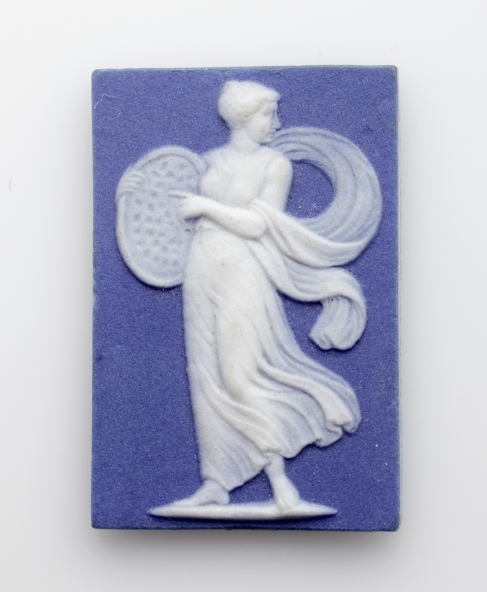 En st. miniatyr i s.k. jasper, motiv i vitt på blå botten. Allegoriskt motiv. Kvinna med sköldliknande föremål i handen. Rektangulär.

Inskrivet i huvudkatalog 1907.