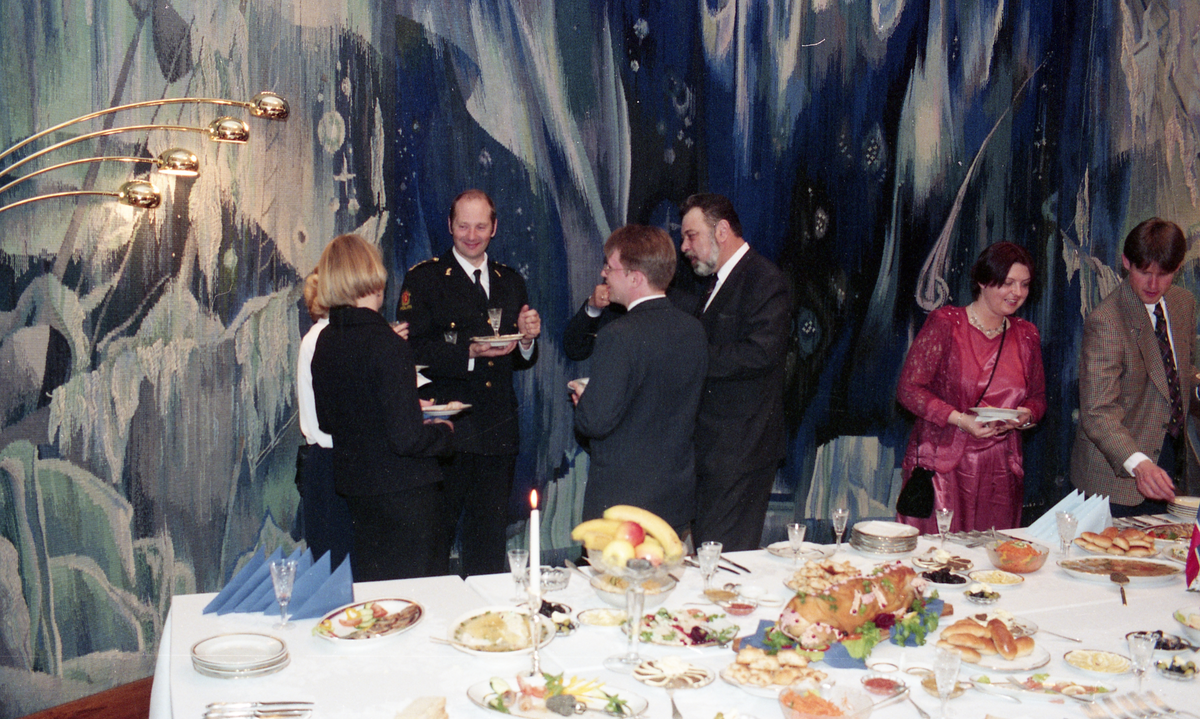 Feiring av den russiske nasjonaldagen 12.06.1997. Bildene var på trykk i Svalbardposten nr. 24-2. juni 1997.