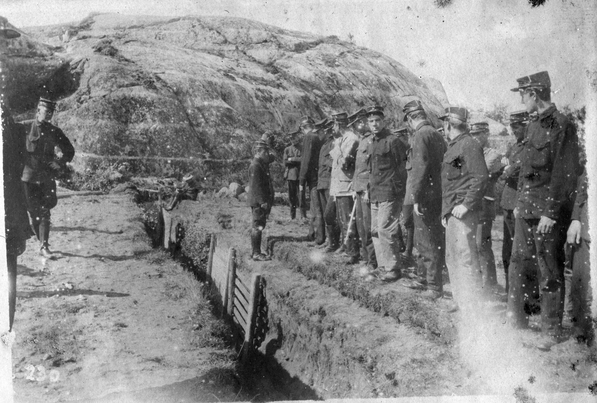 Rekruttene på Fredriksvern får opplæring i bygging av skyttergraver.