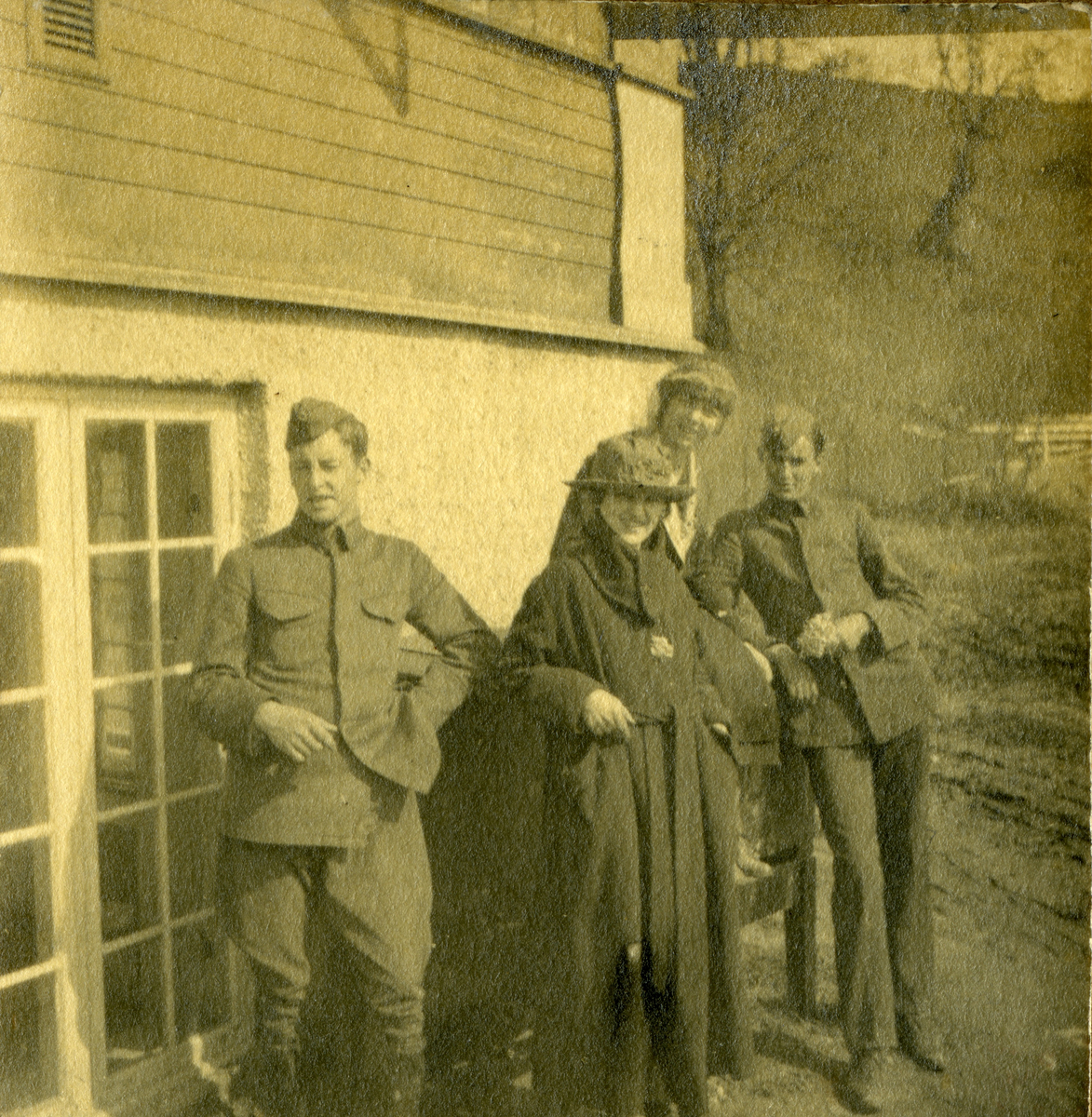 Flykadettene på Kjeller med damebesøk. Johan Stang til høyre i bildet.