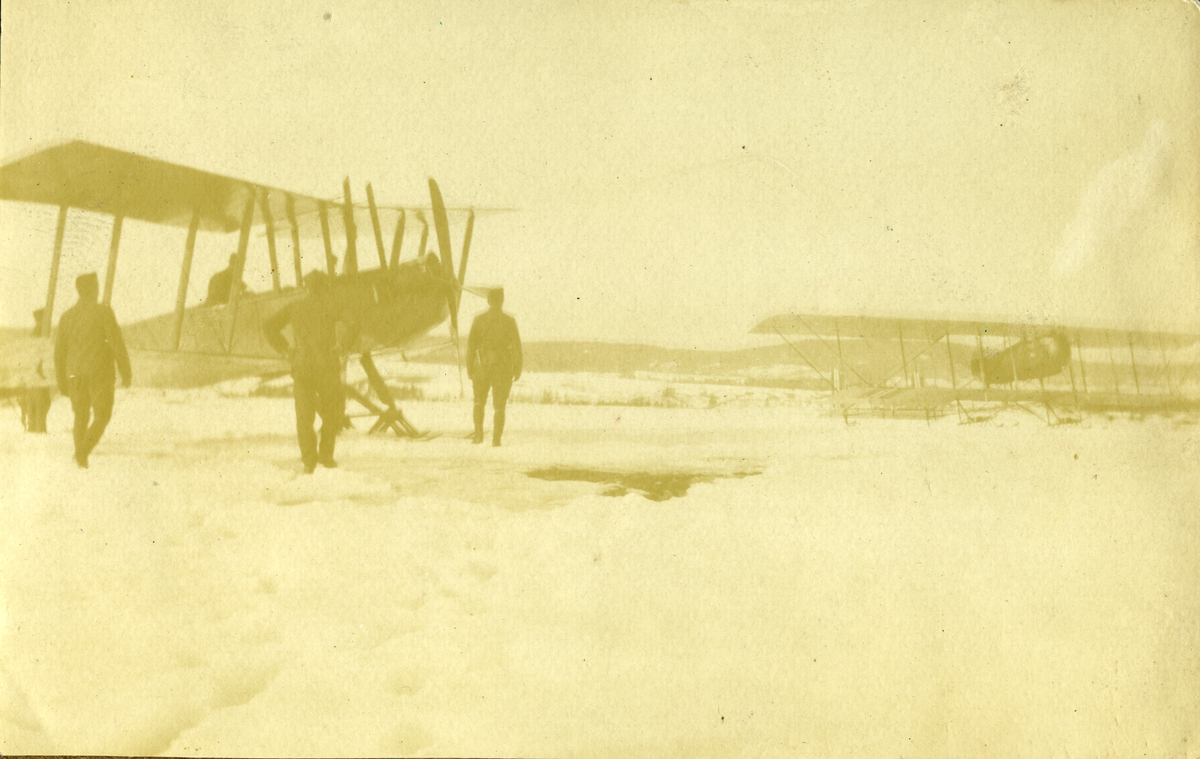 Hærens flyvesens vinterøvelser på Lillehammer i 1920. Til venstre ses en britisk BE 2E eller en T.1.B, bygd på Kjeller og til høyre en Farman Shorthorn.