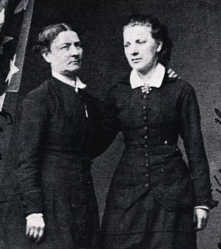Aasta Hansteen og pleiedatteren Theodora Nielsen før de reiste til Amerika i 1880. Foto: Frederik Klem, Kristiania. Nasjonalbiblioteket.