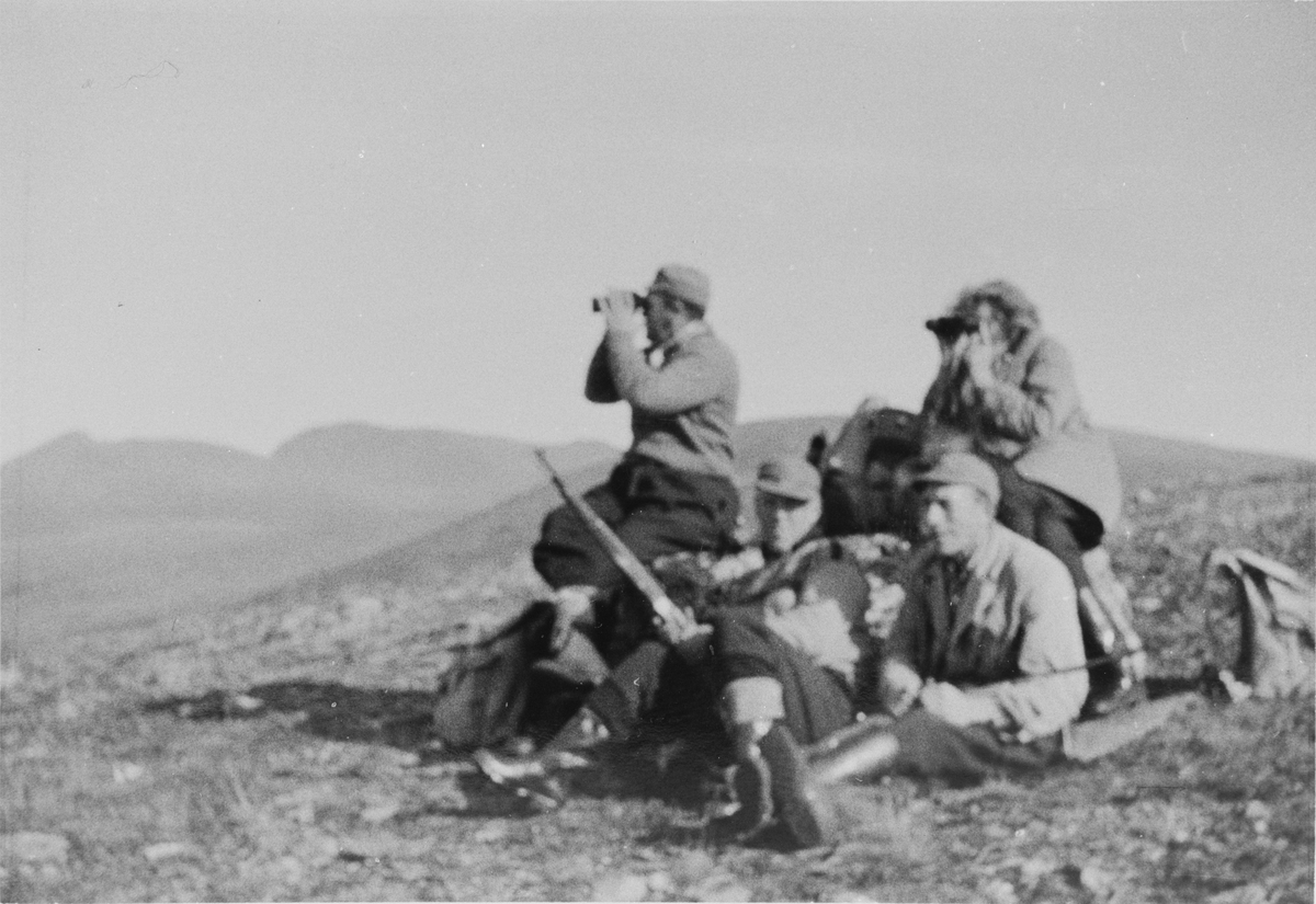 Reinsjakt på Lesja-fjellet i 1963.
Knut O. Strøm sitter i midten på bildet.