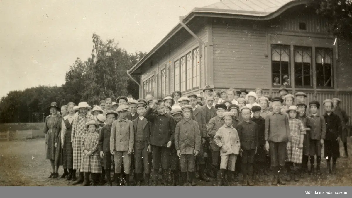 Elever och lärare står utanför gymnastiksalen/samlingssalen, Kålleredskolan cirka 1920.