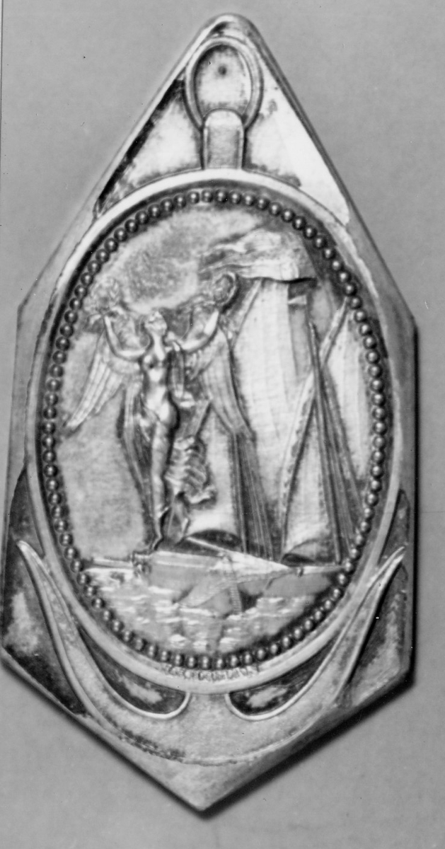 Medaljong vilande på ett ankare, med Fredsgudinnan på en galär.
Baksidan: Lagerkrans inom en  pärlkrans.