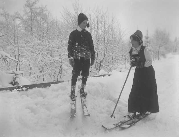 Prot: Vinter Genere - Skiløpere Erna og Robert 1/1 1910