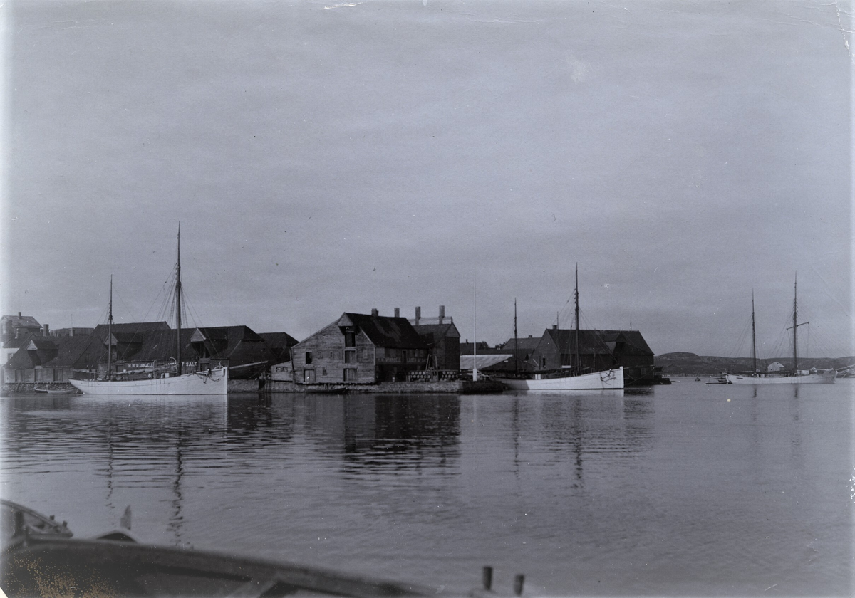 Tomastede seilskip liggende ved Kortanes på Risøy.