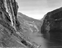 Prot: Geirangerfjord med Prekestolen baat