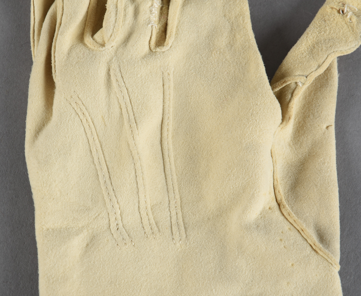 Et par hansker av skinn med tekstur som "vaskeskinn". Dekorert med strekdekor.
