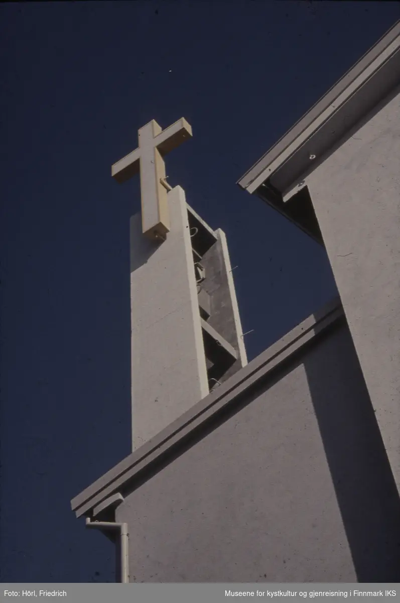 Kirketårnet til Den katolske kirke St. Mikael i Hammerfest sett fra nedsiden av bygget, altså Mellomgata eller Strandgata, i 1958.