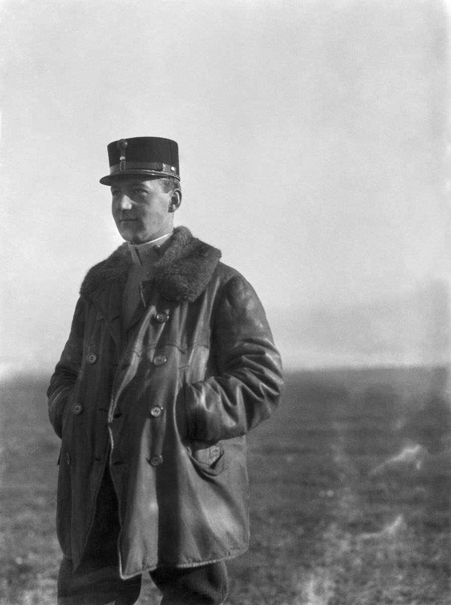 Edmund Sparmann i militäruniform och flygarjacka på ett flygfält i Österrike-Ungern.
