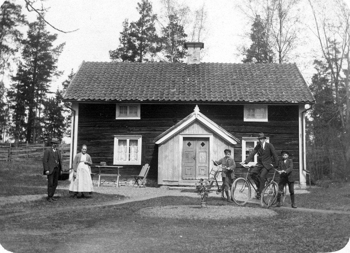 Boningshuset, fem personer framför huset. 
Gunnar, givaren vet inte vem personerna är. 
Pingst, 1923.