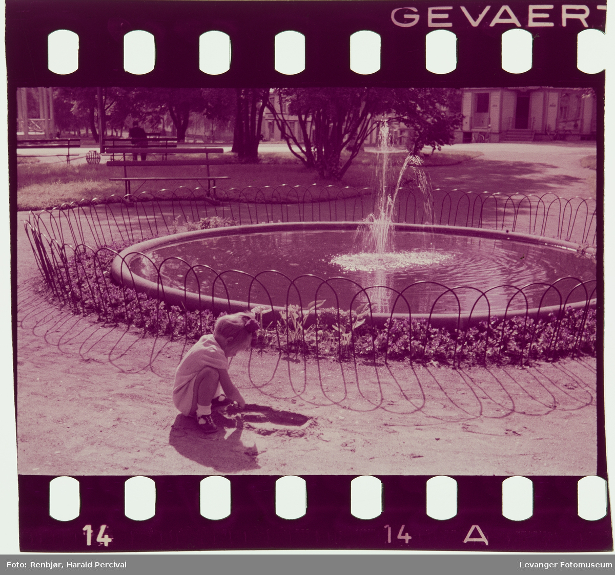 Jente ved fontenen i øvre park, Levanger.