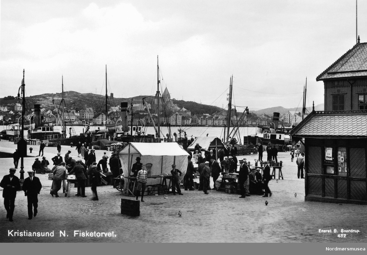 Postkort 482. Fisketorvet på Kirklandet i Kristiansund.