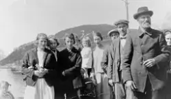 Gildeskålfolk på kaia i Glomfjord. Helt til høyre skimtes så
