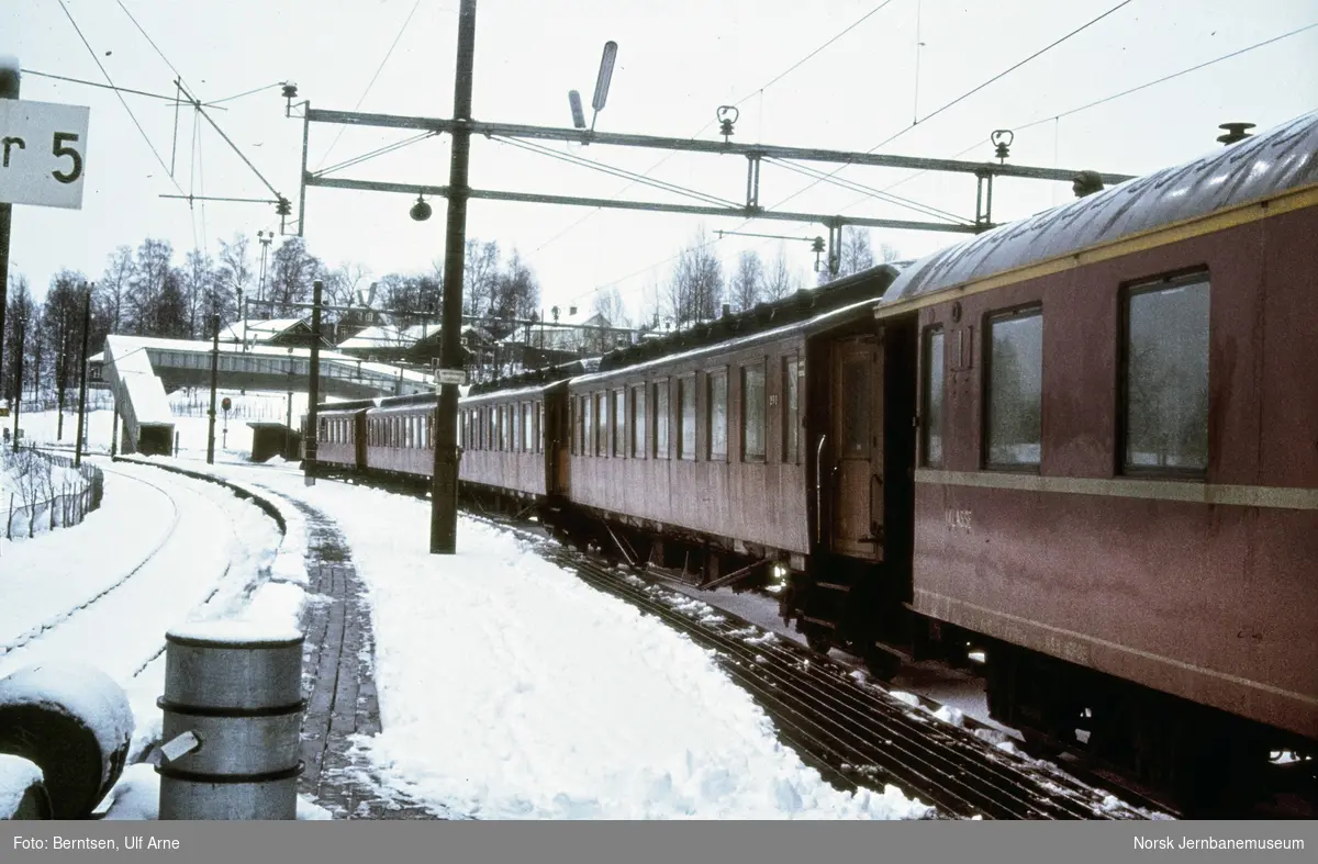 Persontog til Fagernes, tog 281, på Hakadal stasjon 2. påskedag 1972