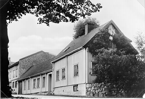 Det s k "Murgrönehuset/Hayska huset". Byggnaden är uppförd i två omgångar, den lägre i slutet av 1600-talet, den högre år 1750.