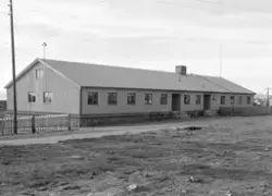 Gjenreisningsbrakke i Bergstien 2, Vadsø 1957. Bygningen er 