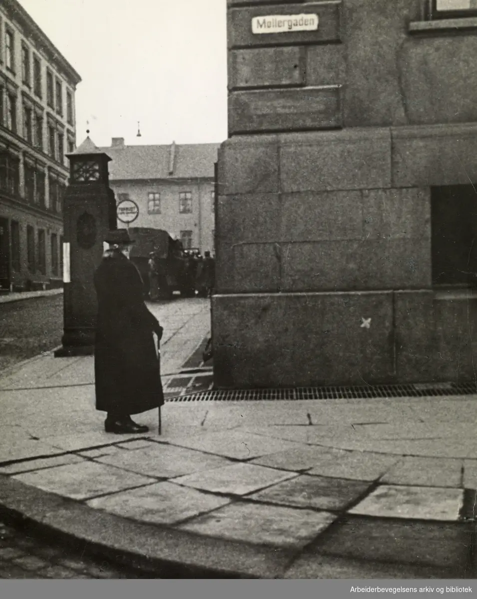 En gammel dame ser på arrestasjon ved Møllergata 19, 1940-45