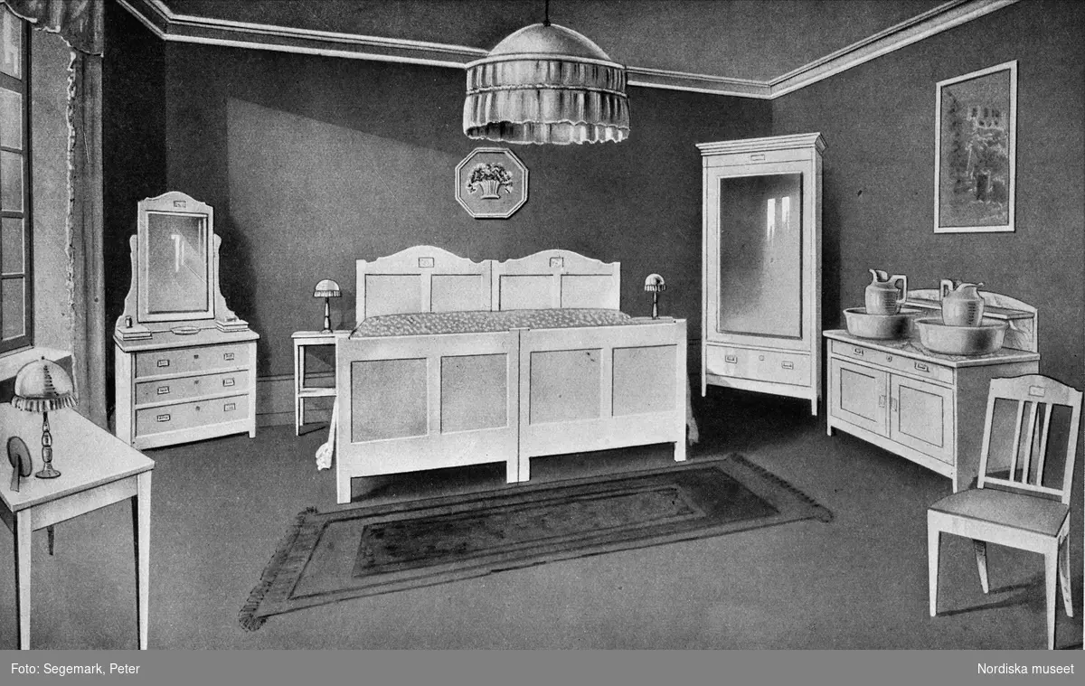 Teckning. Interiör. Lackerad sovrumsmöbel från Svenska möbelfabrikerna 1919.